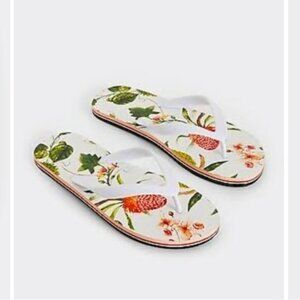 New 🌸 WHITE FLORAL FLIP FLOPS